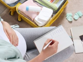 mujer embarazada con lista de pendientes para el parto